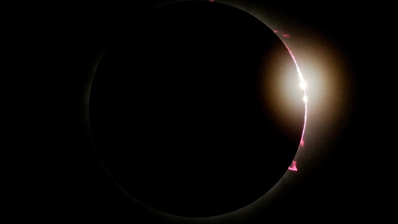 Der Mond verdeckt fast vollständig die Sonne während der totalen Sonnenfinsternis - gesehen von Mazatlan in Mexiko.