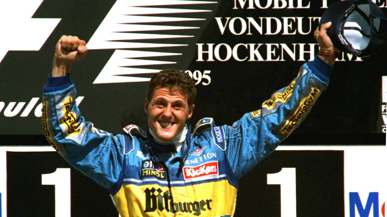 Michael Schumacher (Benetton-Renault) jubelt 1995 nach seinem Sieg beim Großen Preis von Deutschland auf dem Hockenheimring.
