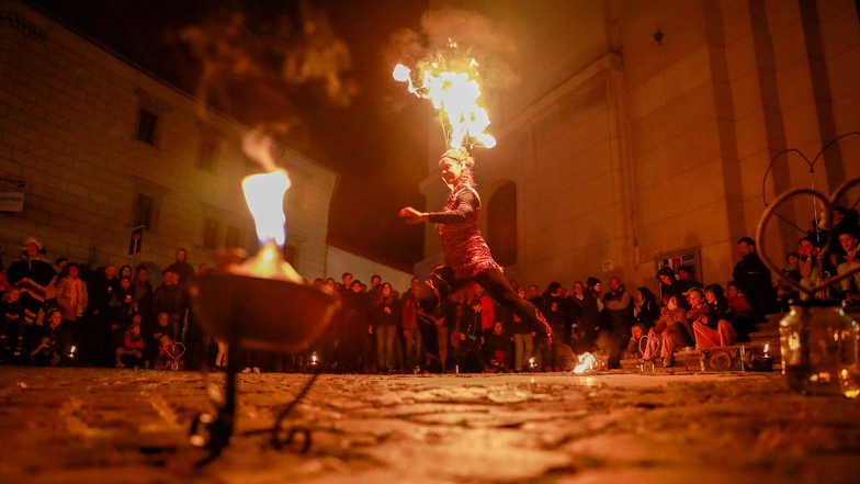 Vor der Johanniskirche, Ecke Bautzener Straße zeigte nach 22 Uhr die Künstlerin Dhyana einen Feuertanz der Liebe.