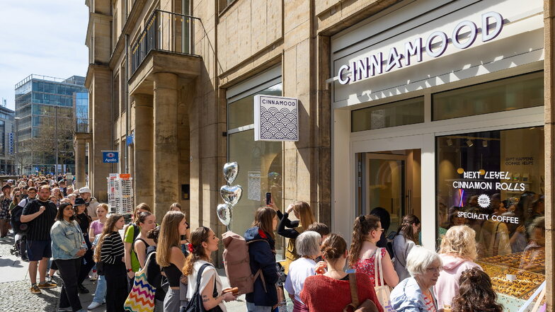Hunderte stehen bei "Cinnamood" Schlange: Zimtschnecken-Laden in Dresden eröffnet