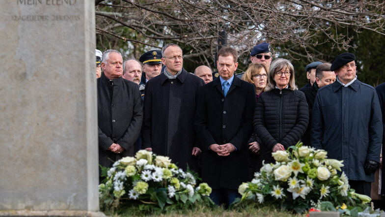 Ministerpräsident Michael Kretschmer (CDU, Mitte) steht während einer Kranzniederlegung auf dem Alten Annenfriedhof an einer Gedenkstätte. 