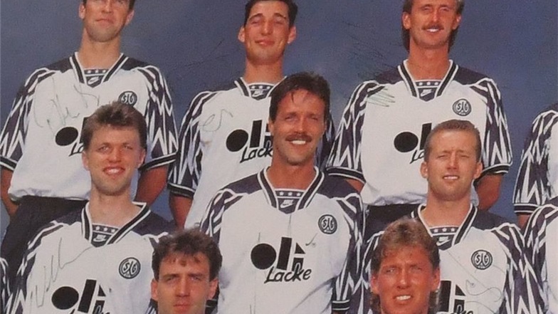 Dynamo-Trainer Uwe Neuhaus (v. M.) inmitten seiner früheren Mitspieler von der SGWattenscheid 09.
