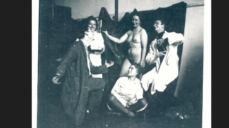 Jan (l.), Franziska und einige Mitstudenten beim Rumblödeln während des Aktzeichnens an der Kunstakademie.