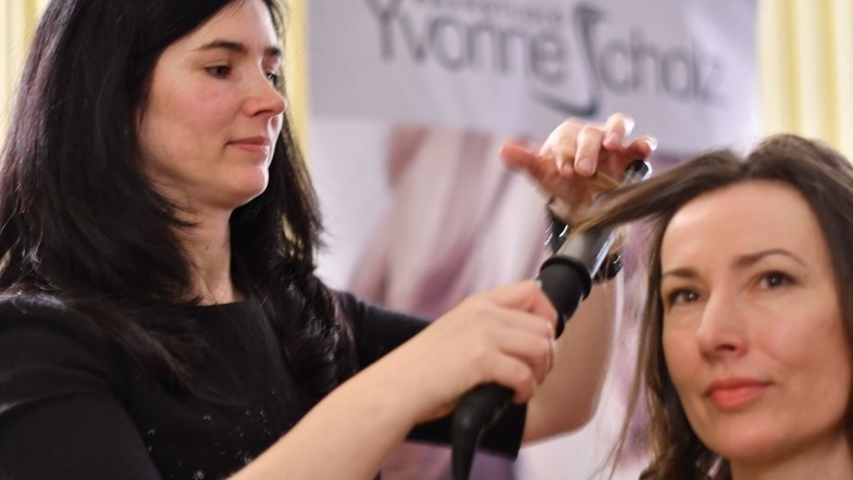 Für Friseurmeisterin Yvonne Scholz war es die Premiere auf der Gewerbemesse. Sie frisierte ihr Model mit dem Lockenstab.