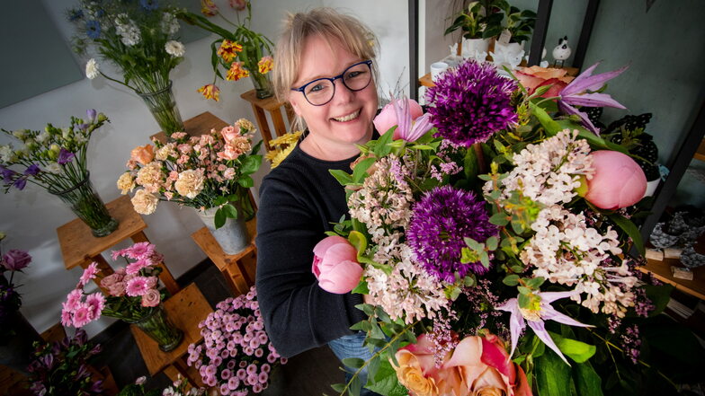 Angela Schrader vom „Blumenstübchen“ in Döbeln hat zum Muttertag verschiedene Sträuße im Angebot.