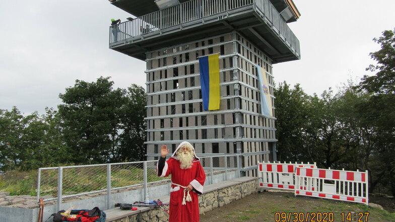 Der Fotobeweis: Der Weihnachtsmann war schon am neuen Lausche-Turm.