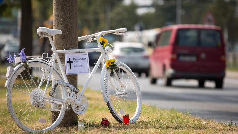 Nach dem Unfall auf der St. Petersburger Straße erinnerte dieses Ghostbike an die verstorbene Radfahrerin.