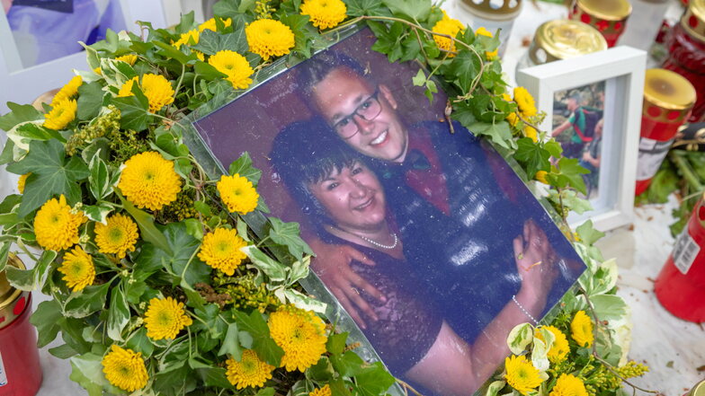 Kurz nach dem Mord an Erik H. im Mai hatten Freunde und Bekannte eine Trauerfeier im Skaterpark Niesky veranstaltet. Sie legten Blumen und Kerzen auf einer Tischtennisplatte ab.