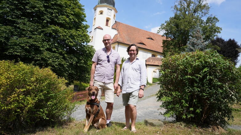 Glückliche Zuzügler: Die Briten Gethin Webster (links) und Andrew Allen leben in Obercunnersdorf, fühlen sich hier wohl und engagieren sich in der Kirche. Auch Hund Tallis gehört zur Familie.