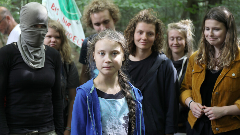 Thunberg steht mit Aktivisten im Hambacher Forst. 