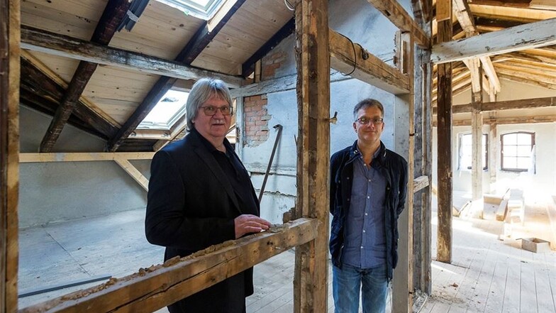 Lichtdurchflutetes Dachgeschoss: Baubürgermeister Jörg-Peter Schautz (l.) und Hochbauamtschef Jens Römisch stehen in den künftigen Räumen der Stadtratsfraktionen.