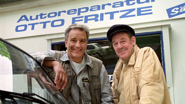 Herbert Köfer (r) als Senior-Chef Ede Kahlke und Michael Degen als Autowerkstatt-Besitzer Otto Fritze stehen bei Dreharbeiten der ARD-Vorabendserie "Auto Fritze" 1991 vor der Kamera.