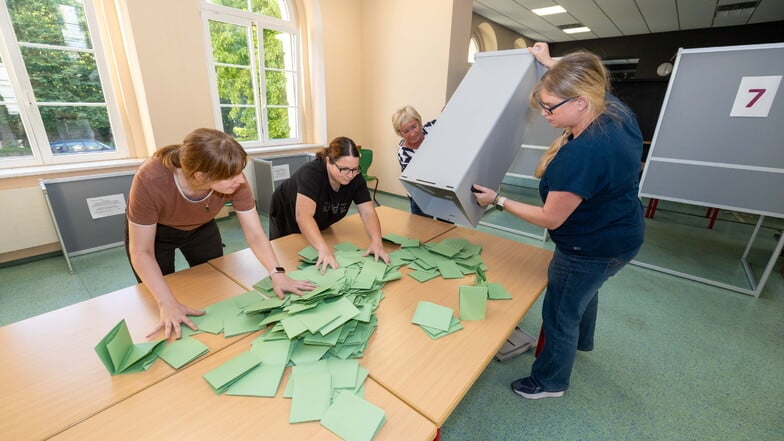 In dem Wahllokal im Werner-von-Siemens Gymnasium in Großenhain wurde 18.01 Uhr die Wahlurne zur Auszählung der Stimmen geöffnet.