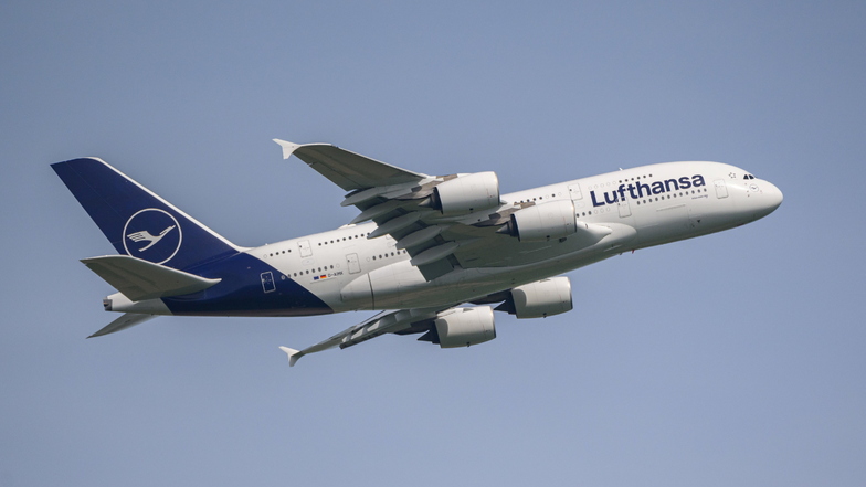 Eine Lufthansa-Maschine des Typs Airbus A380 beim im Anflug auf den Flughafen Leipzig/Halle.