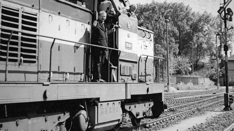 Vladimir Kankovsky (li.) und Bohumil Jakubek winkten noch einmal von der Lok des letzten planmäßigen Güterzuges, der am 30. Mai 1992 den Bahnhof Ebersbach Richtung Rumburk verließ.