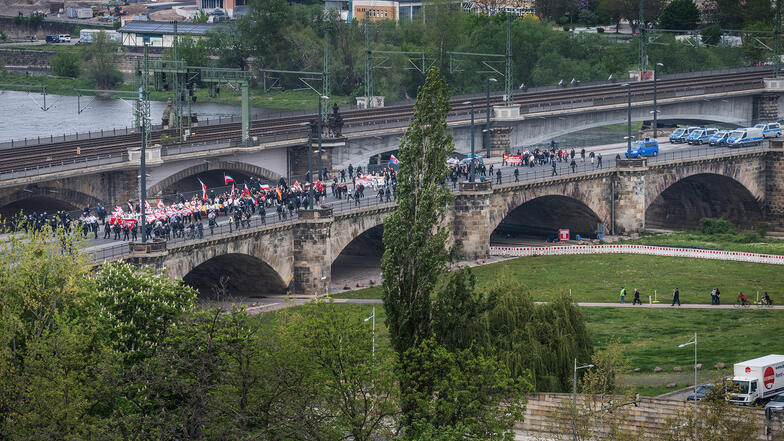 NPD-Anhänger marschieren über die Marienbrücke in Dresden.
