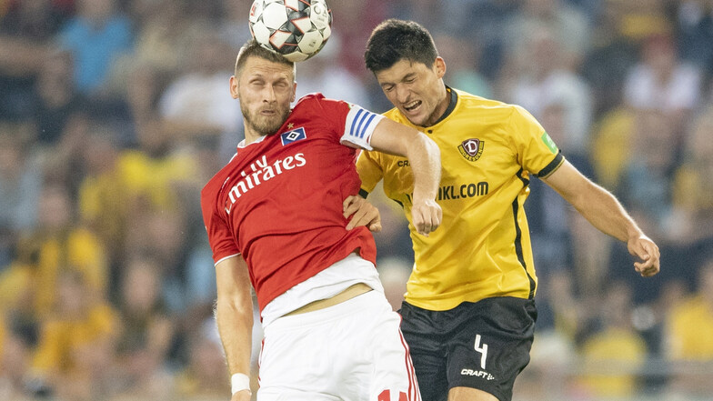 Beim Hinspiel verliert Dynamo 0:1 gegen den HSV und Jannis Nikolaou (e.) ein Kopfballduell gegen Aaron Hunt.