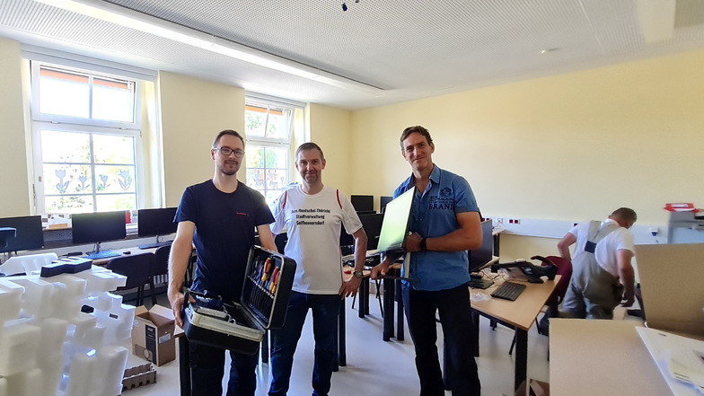 Johannes Gommlich von Frequenz Elektro, Jens Hentschel-Thöricht von der Stadtverwaltung und Thomas Mehnert von der Firma IT & More kümmern sich um den Digitalausbau an Seifhennersdorfs Schulen.