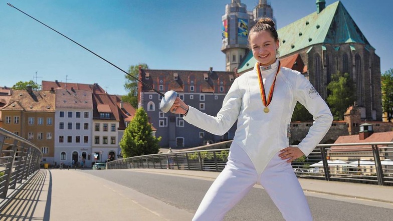Kimberly Walther mit Goldmedaille und Degen auf der Görlitzer Altstadtbrücke: Vielleicht ist sie hier später aus einem ganz anderen Grund unterwegs. Der Berufswunsch der 14-Jährigen lautet im Moment Polizistin.