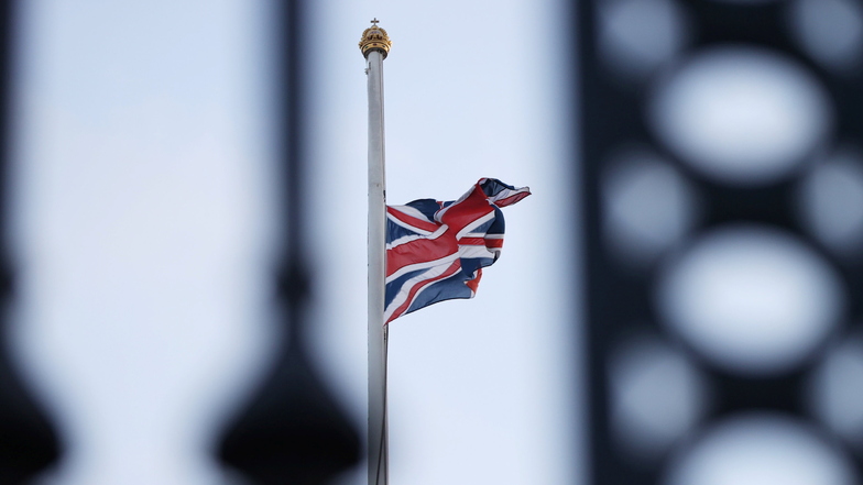 Die britische Nationalflagge weht am Buckingham Palast auf Halbmast Die britische Königin Elizabeth II. ist tot, zahlreiche Politiker kondolierten via Twitter.