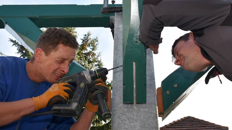 Zimmermann Danilo Jaeschke (li.) und Dachdecker Mario Gutte bereiten den Unterbau für das Taubenhaus vor. Dabei muss alles millimetergenau stimmen, der genaue Sitz der Stützbalken wird hier kontrolliert.