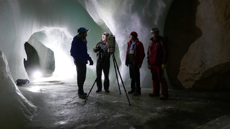 Eisige Recherche im Berg. SZ-Redakteur Stephan Schön ist mit Dresdner Forschern zu Vermessung der Eisriesenwelt bei Salzburg unterwegs.