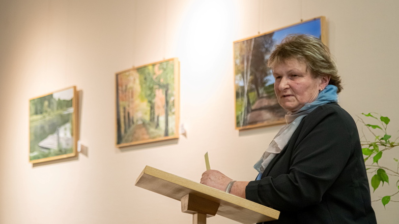 Eveline Neumann konnte im Martin-Ulbrich-Haus rund 100 Gäste begrüßen, die zur Ausstellungseröffnung ihrer Werke gekommen waren.