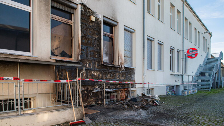 Die Spuren der letzten Nacht: Rußgeschwärzt und verbrannt präsentiert sich die Seitenpartie des Soziokulturellen Zentrums Alberttreff in Großenhain.