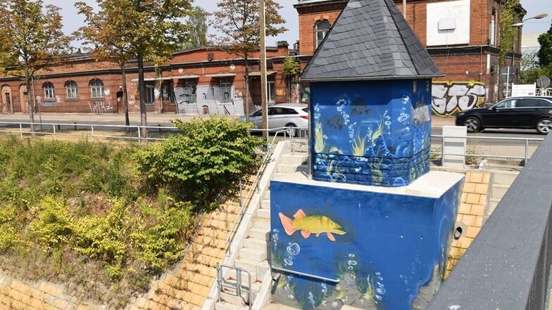 Das bunt gestaltete Pegelhäuschen am Emerich-Ambross-Ufer ist auch eine Methode, gegen illegale Graffiti vorzugehen.