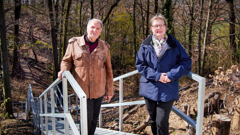 Jetzt geht es sicher über eine neue Treppe zur Agneshöhe. Ortschaftsrat Manfred Eckelt und Ingeborg Ulrich vom Umweltamt der Stadt haben sich dafür stark gemacht.