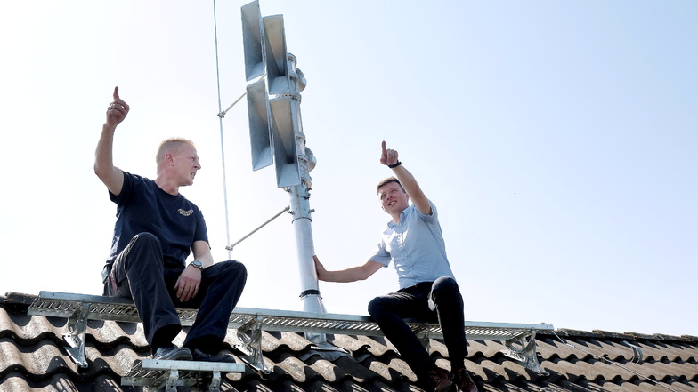 Auf dem Dach des ICM präsentierten Wehrleiter Frank Fischer (l.) und Bürgermeister Markus Renner die neue Sirene für Meißen.