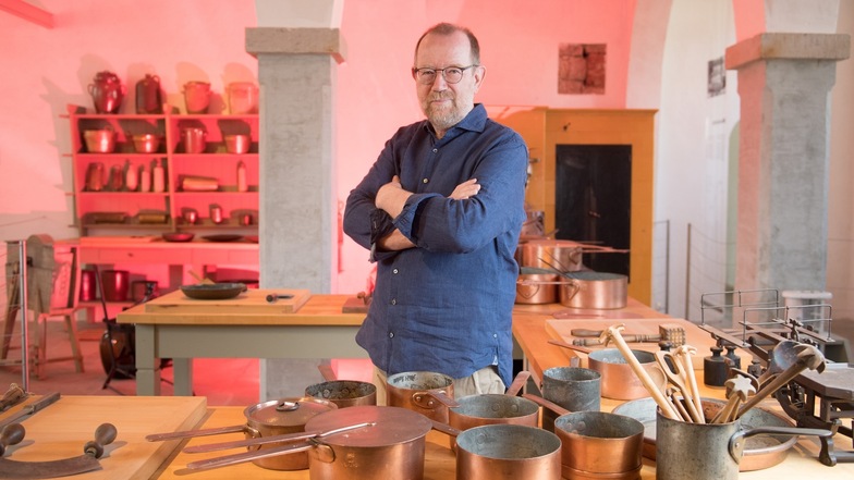 Der Ernährungshistoriker Josef Matzerath in der Schlossküche im Schlossmuseum des Schloss und Park Pillnitz. Wenn Sachsen an die "Jahrhunderthochzeit" vor 300 Jahren erinnert, dann fällt der Blick auch in die Kochtöpfe der damaligen Zeit.