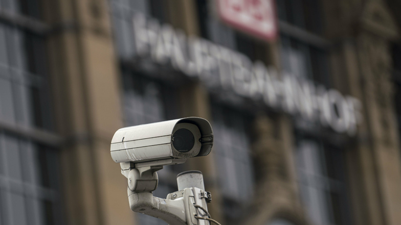 Eine Überwachungskamera steht vor dem Frankfurter Hauptbahnhof.