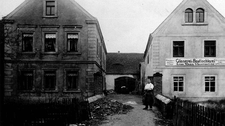 Die Glaserei/Bautischlerei Arno Mann in der Radeburger Straße 30. Das Foto zeigt die typische Form der Grundstücke: schmaler Hof zwischen Wohnhäusern mit Scheune.