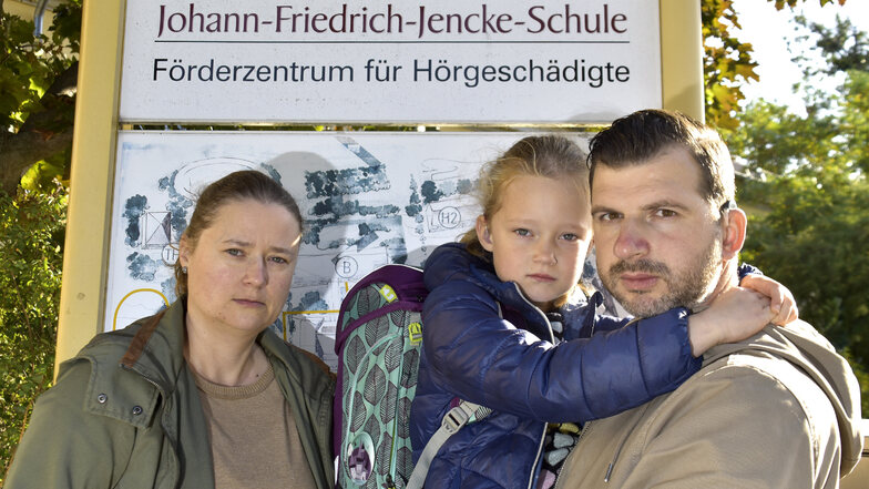 Mariella Fröhling mit ihren Eltern Sandra Fröhling und Sören Seifert. Die Familie ist gehörlos und die Tochter soll in der Schule nur für die Hälfte des Unterrichts einen Gebärdensprachdolmetscher erhalten.
