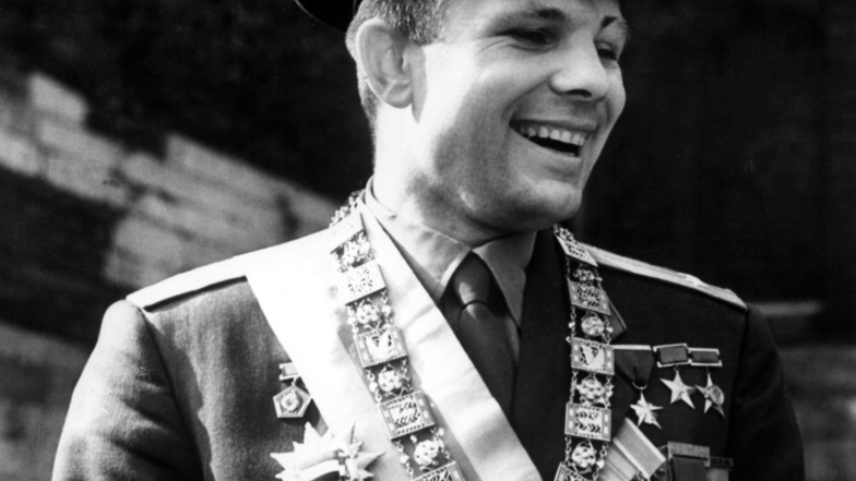 Hochdekoriert wurde Juri Gagarin  nach seinem Weltraumflug zum sozialistischen Vorzeigehelden.