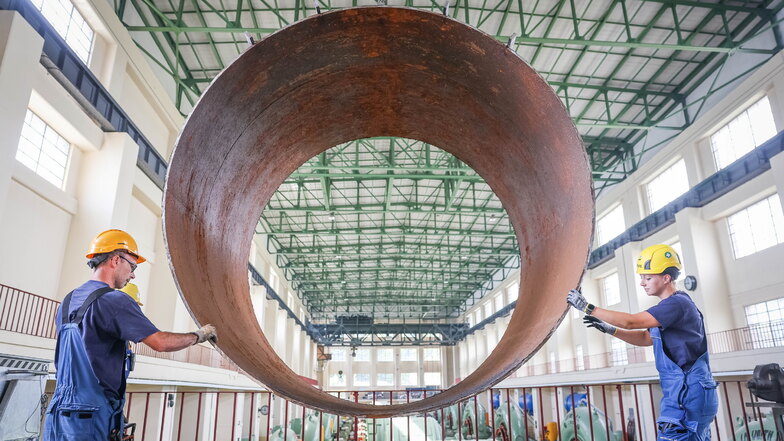 Dieses zwei Meter lange und 2,2 Tonnen schwere Rohr wurde im Pumpspeicherwerk Niederwartha aus den alten Leitungen ausgebaut.