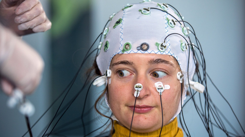 Was passiert im Kopf, wenn wir auf Displays starren?
Die Probandin im Labor trägt eine Haube mit Elektroden zur Messung der Hirnströme beim digitalen Medienkonsum.