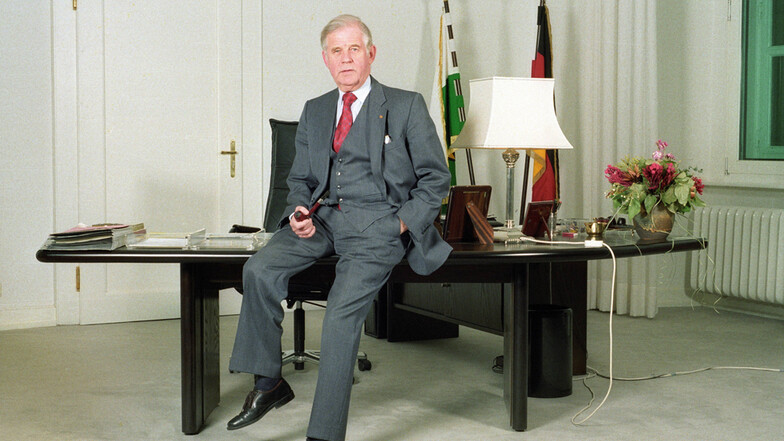 Der 1991 angeschaffte Schreibtisch des kürzlich verstorbenen Kurt Biedenkopf hat bis heute allen Ministerpräsidenten gedient. Jetzt muss er weichen.