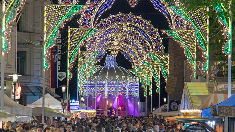 Massen von Menschen zieht das Festival „Un(n)a Festa Italiana“ in der Döbelner Partnerstadt Unna alle zwei Jahre im Mai an. Die Stadt ist traumhaft illuminiert.