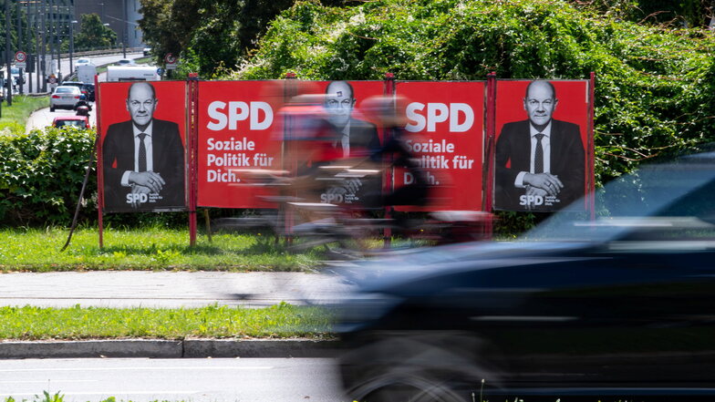 Wahlplakate von Olaf Scholz (SPD) stehen an einer Straße in München. Laut einer Umfrage würden sich 29 Prozent der Befragten den SPD-Politiker als Kanzler wünschen, 15 Prozent wären für Baerbock, 12 Prozent für Laschet.