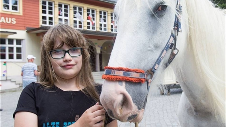 Die zehnjährige Lisa bietet auf dem Bahnhofsvorplatz am Endbahnhof in Kipsdorf Rundritte für Kinder auf ihrem Pferd Lady an.