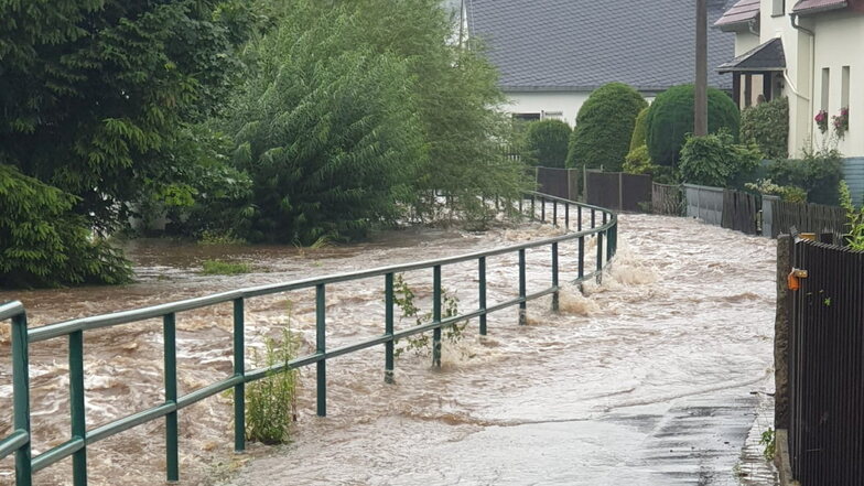 Am 17. Juli kam es in mehreren Orten im Kreis Bautzen nach starken Regenfällen zu Hochwasser und Überschwemmungen - unter anderem in Steinigtwolmsdorf, wo dieses Foto entstand.