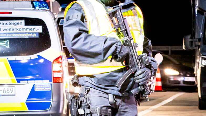 Die Schleuserbanden agieren immer skrupelloser. Zum Selbstschutz tragen manche Polizisten Maschinenpistolen.