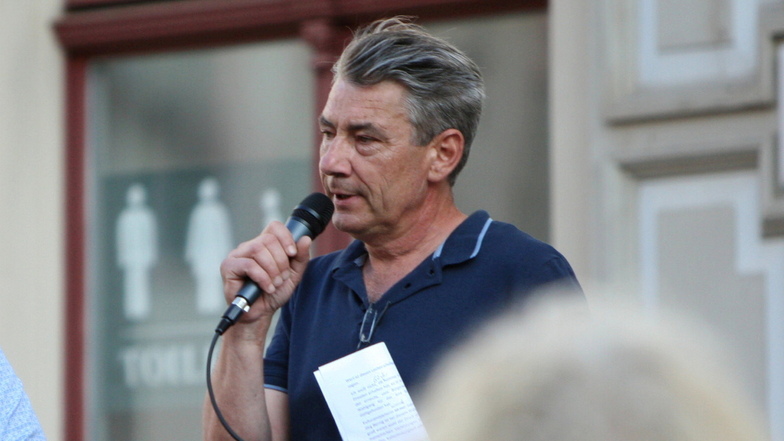 Der Pirnaer Stadtrat Tim Lochner spricht bei einer angemeldeten Anti-Coronaschutz-Demo auf dem Markt. Er nahm aber auch an unangemeldeten Kundgebungen teil.