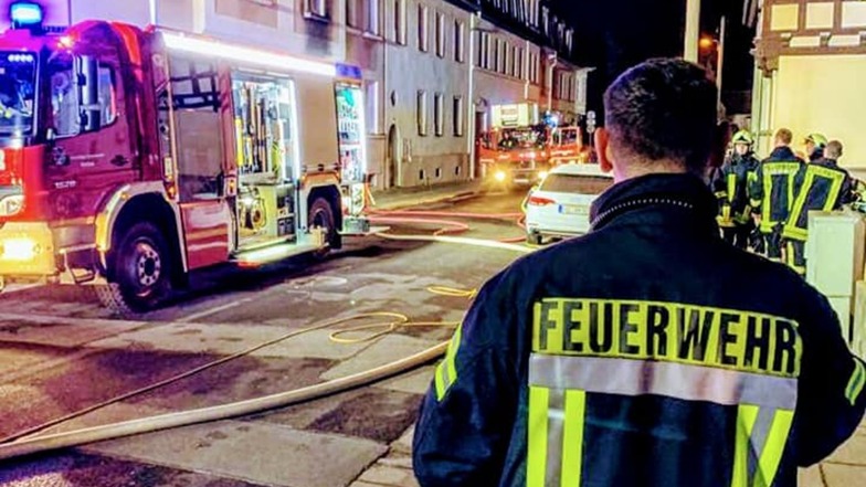 In einem Mehrfamilienhaus in Riesa bricht in der Nacht zu Dienstag ein Feuer aus. Die Einsatzkäfte der Feuerwehr können den Brand schnell löschen.