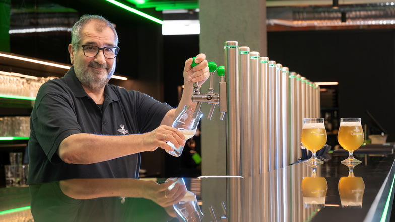 Francisco Arroyo, Geschäftsführer von Lohrmanns Brew, an der Zapfanlage der Brauerei. Neun Biere es inzwischen am Hahn.