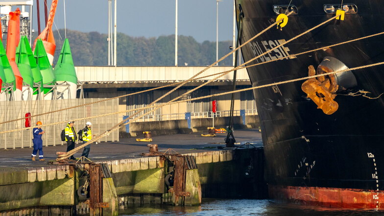 Das Frachtschiff "Polesie" liegt im Hafen von Cuxhaven. Nach dem Unglück in der Deutschen Bucht laufen die Ermittlungen weiter.