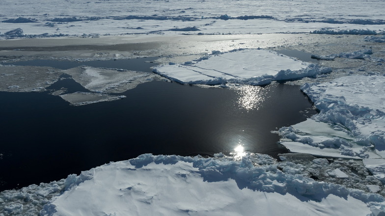 Warum erwärmt sich die Arktis so schnell? Leipziger Forscher auf Flug-Expedition