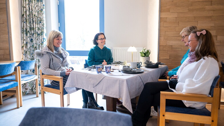 Geschäftsführerin Gerlinde Storm (links) mit ihren Mitarbeiterinnen im Restaurant vom Hotel Kreuzbergbaude, das Anfang Dezember eröffnet wird.